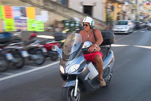 Włochy-Italia. Toscana-Toskania, skutery na ulicach Monte Argentario.
